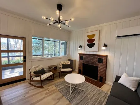 Waterfront mid-century modern Отели рядом с достопримечательностью «Парк штата Брайтон»