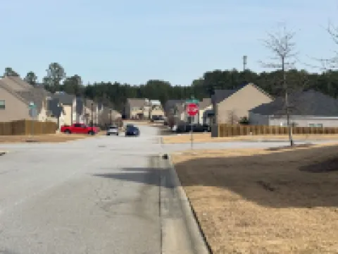 Cozy & Charming 4-bdr house, clubhouse, pool. Close to shops & 6mls to masters.