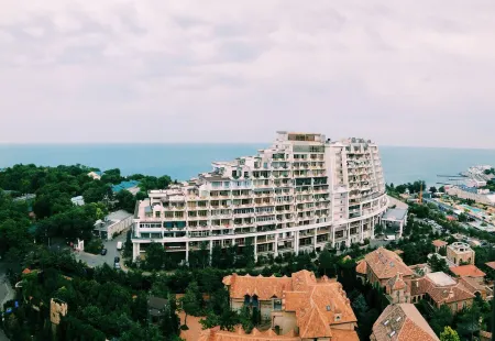 Arcadia Family Apartment on the 15th floor. Отели рядом с достопримечательностью «Храм святого апостола Луки»