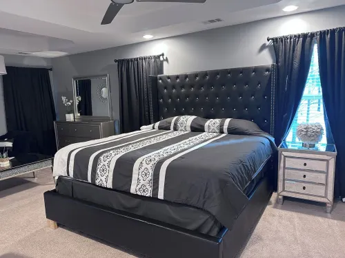 Lovely 4-bedroom, 3 Bath Oasis Near Grocery stores & Restaurants.