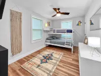 Birds of Paradise - 5 min from NAS - 7 min from Downtown Pensacola! Hotels in Warrington