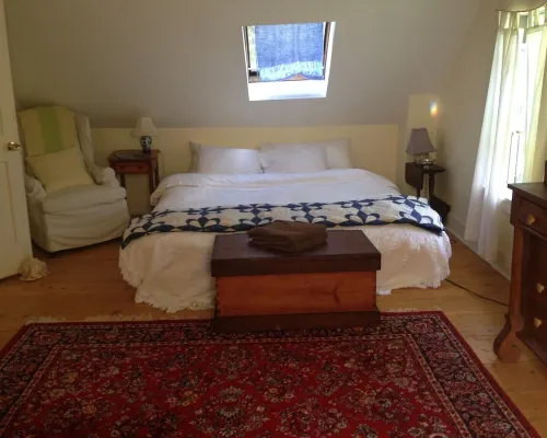 Priv 2nd fl suite-Kingbd; Sit rm w/minibar; prv bath; separate entran nr Acadia Hotels in Surry