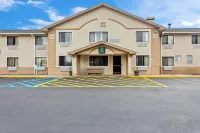 Quality Inn & Suites Howe - Sturgis Hotels in LaGrange County