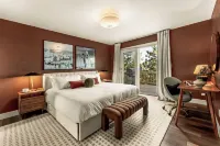 New 4BR Luxe Getaway Stunning Views/ Hot Tub/ Home Theater & Games- Pet Friendly