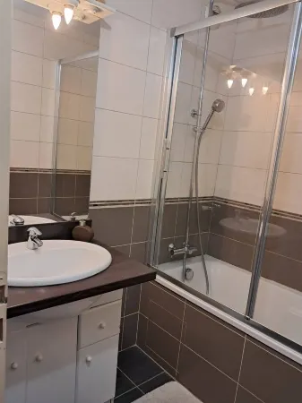 Beautiful bright apartment on the seafront Отели в г. Пор-ла-Нувель