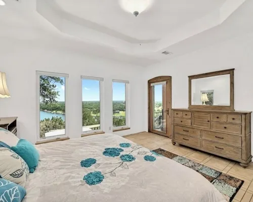 Panoramic View of Lake Marble Falls- 4BRM 10 Acres 1 King and 3 Queen Beds Hotels in Marble Falls