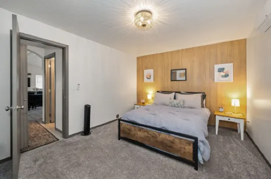 Guest House with private entry and driveway. Pet Friendly!