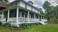 Experience a 12-room historic home on Lake Manistique with your own private chef Hotels in Portage Township