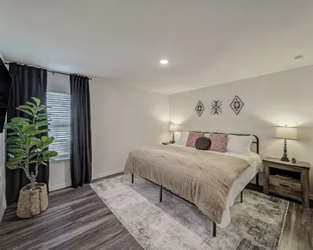Modern - King Bed - Luxe - Fast WiFi - Hdtvs Hotels in Bonham