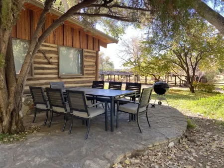 Meadowlands Cottage, Horse Ranch with Wood Burning Stove and a River, Hot Tub Отели рядом с достопримечательностью «оз. Изабелла»