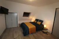 STUDIO EAST private kitchen and bathroom wc Hotels in Loudeac