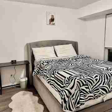 Lovely 1Br Condo in the heart of downtown Toronto Rooms