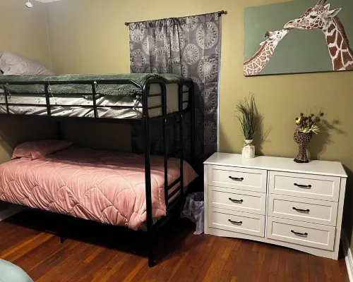 Charming 2-bedroom house in welcoming quiet Hondo w HEAT AC, WiFi, cable Hotels in Hondo
