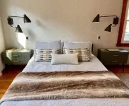 Peaceful Getaway Cottage on grounds of historic mid-century gem 노스버러 호텔