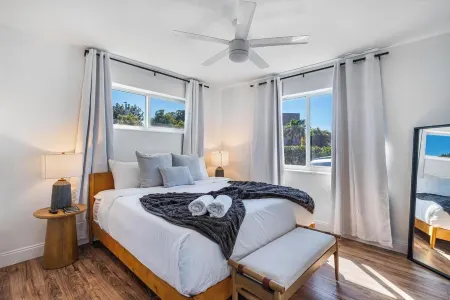 North Miami Charming Villa Pool, Ping Pong, Fire Pit, Grill, Gated, Near Beaches Отели рядом с достопримечательностью «Oleta River State Park Alligator Pavilion»