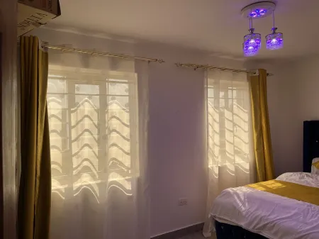 Elegant 1-Bedroom with easy access to the Highway. Отели в г. Руиру