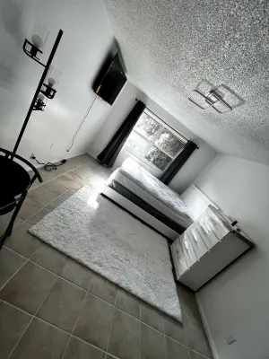 Luxury studio apartment in Hollywood near the Seminole Hard Rock Hotel & Casino.