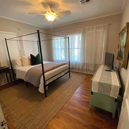 Charming 2-bedroom house in Monroe with AC, WiFi