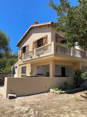 Detached house on fenced garden with trees 150m from the beach! 塞拉迪費羅住宿飯店