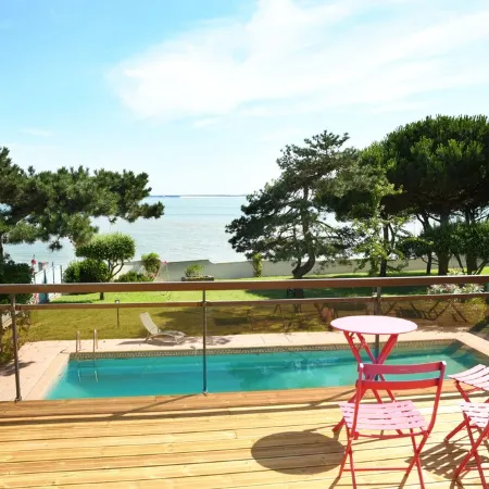 Villa with swimming pool and magnificent sea view