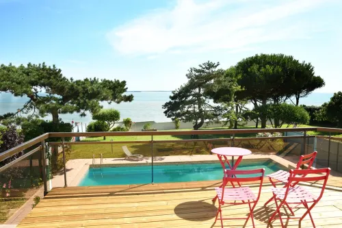 Villa with swimming pool and magnificent sea view