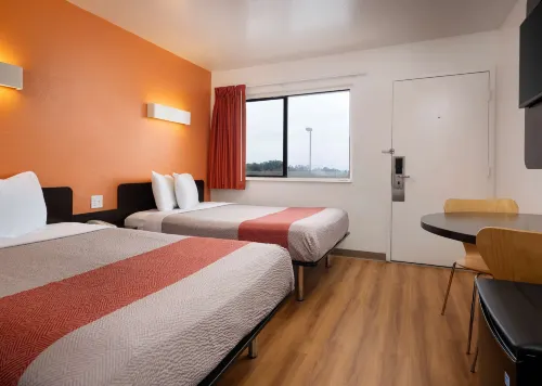 Motel 6 Pismo Beach, CA - parking