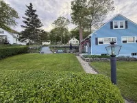 Charming 3-bedroom Lakehouse in Columbia with water views and dock