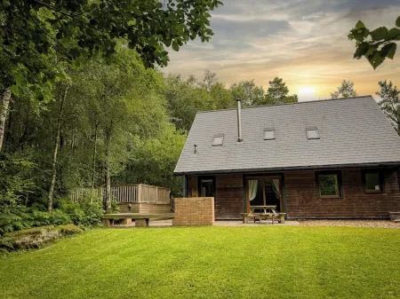 Wootton; woodland lodge for 8 with hot tub, log burner, BBQ, near Alton Towers. Отели рядом с достопримечательностью «Brown Edge Village Hall»