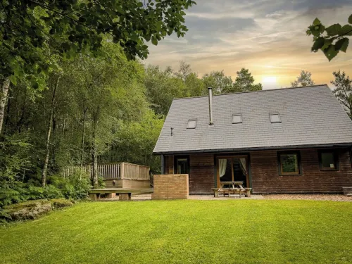 Wootton; woodland lodge for 8 with hot tub, log burner, BBQ, near Alton Towers.