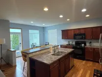 4bd 2.5 ba/4King Beds/ W/D/  Fenced Yard/ 24hr Security Hotels in Fife