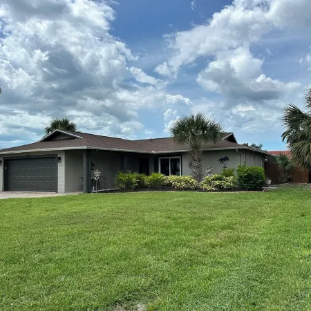 Comfy Coastal! 2 BR, pet friendly, caged pool, fenced yard. Quiet safe Bradenton