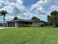 Comfy Coastal! 2 BR, pet friendly, caged pool, fenced yard. Quiet safe Bradenton - สระว่ายน้ำส่วนตัว