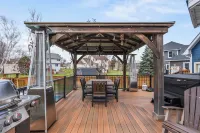 Luxe Spacious 5-bedrooms w/pool, hot tub, sauna, fenced, gourmet kitchen & more!