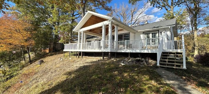 Pine Lake Cottage with Views Hotels in Barry County