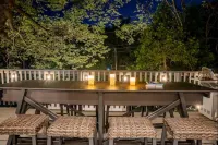 Treehouse cabin newly renovated minutes to Lake Gregory!