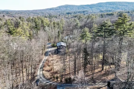 Charming 1-Bedroom Cottage in Woodstock with AC, WiFi Min Monthly Rental Отели в г. Вудсток