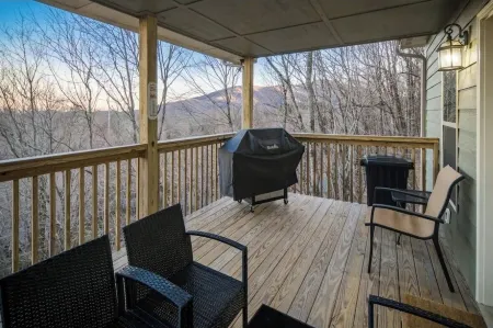Location! Charming mountain retreat at 4000' elevation with stunning views.