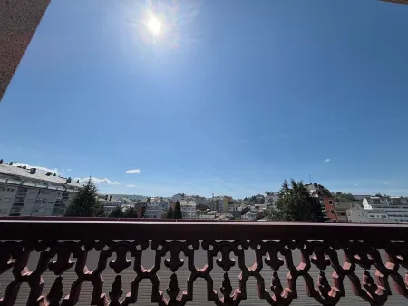 Centrally located apartment in Sarria Отели рядом с достопримечательностью «Torre De Sarria»