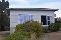 Cosy Kiwi Bach with lake views | Close to ski fields | 1 minute walk to the lake