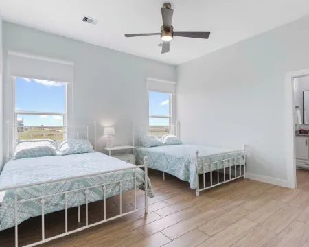 Unwind on the Bay- Fishing, Pool, Tennis, Basketball courts & Kids' Playground パラチオスのホテル