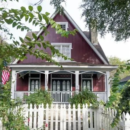 Charming 3-bedroom cottage in Oakleigh Historical District in downtown Mobile