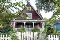 Charming 3-bedroom cottage in Oakleigh Historical District in downtown Mobile