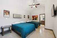 Stunning 6 Bedroom vacation home with pool & hot tub 5 minutes from Frio River!