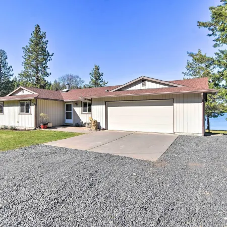 House w/ Private Deck on the Rock Creek Reservoir!