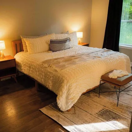 Modern 2 BD cabin with hot tub & Games & Central Loc