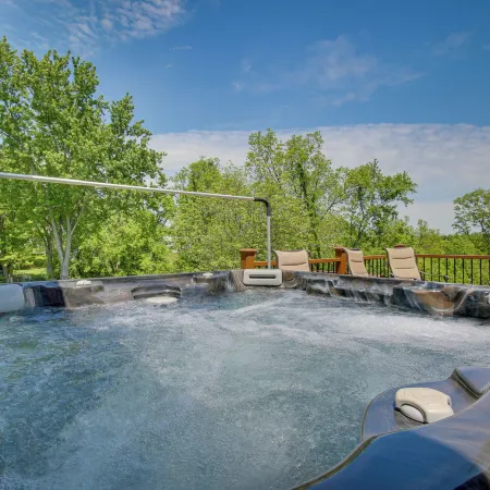 Home w/ Hot Tub + Deck ~ 3 Mi to Ark Encounter!