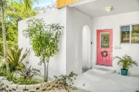 Lovely 1 bedroom, steps from the beach, car available