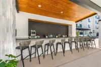 Cambria Hotel Waco University Riverfront - bar