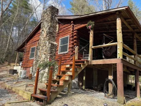 Log Cabin - private - w/ running creek - 1mile from downtown Hot Springs