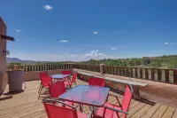 Casa Al Reves Pueblo-Style House with Views! - บังกะโล